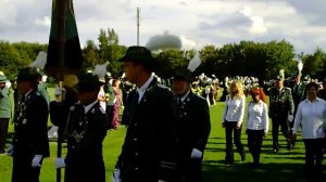 Schützenfest 2011 in Marl-Sinsen: BM W.Arndt und Schützenkönigspaare nehmen Parade ab