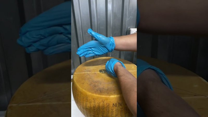 Режем 38 кг сыра. Пармезан выдержкой 40+ месяцев. Пармиджано реджано, король сыров из Италии