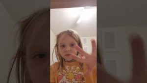 Саша учит плести ягодки из резинок