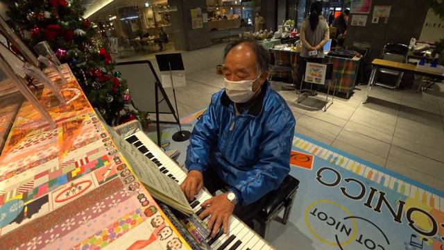 ピアノをひくおじさん  雨だれ（K.Yamase plays the street piano)