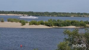 Пассажирский теплоход на Волге