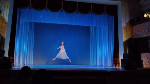 вариация маленькой феи из балета Сильфида танцует солистка ансамбля Аллегро - Арина Павленко