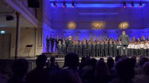 Stockholms Gosskör sjunger Sommarpsalm, Oscar Svensson sjunger solo i 2’a versen