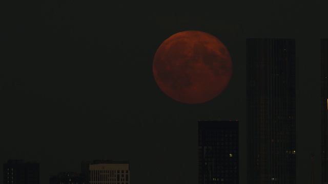 🌕Вторую ночь подряд огромное желто-оранжевое светило зависает в московском небе🌕