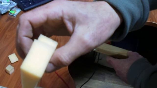 Приспособление для вырезания рыбок из поролона..mp4 смотреть онлайн