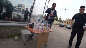 Кавказец торгует нелегальными сигаретами у метро и его забирает полиция