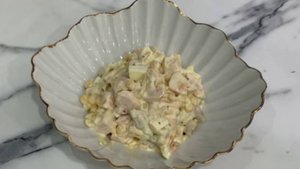 Салат на каждый день с копчёной курицей. Всего четыре ингредиента и 5 минут времени!