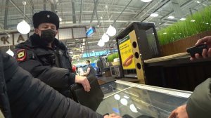 Ч2 магазин перекресток, охрана и гбр и участковый спасают икру