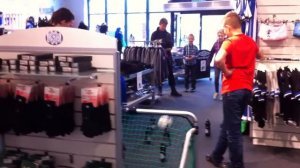 Jesper Lange spiller fodboldbowling i Sportifo Arena Store