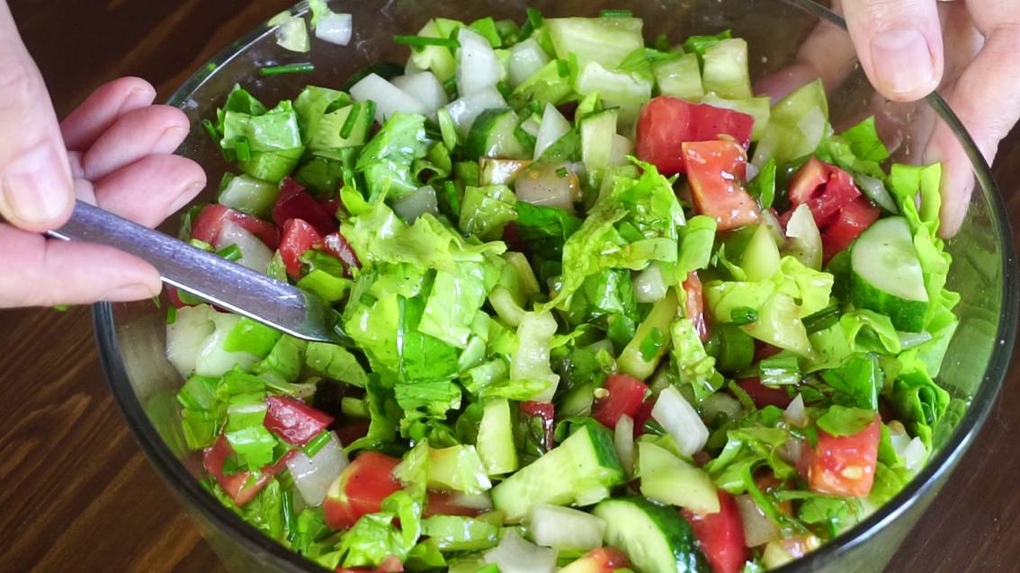 Мой любимый осенний и весенний салат. Показываю как я готовлю вкусный салатик.
