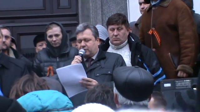 Голенко зачитывает решение сессии