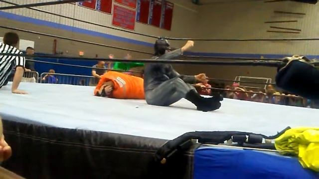 2) Batman&Robin vs The Convicts смотреть онлайн