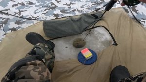 БАЛАНСИРЫ РЫБАЛКА НА ОКУНЯ СУДАКА НА ТЕЧЕНИИ МЕЛОЧЬ ОДОЛЕЛА  ЗА БОРТОМ ШТОРМИТ РВЁТ ИЗБУШКУ