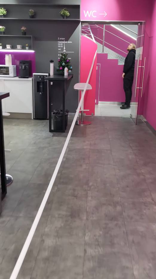 Вытянули маркировочные наклейки из принтера, длина - целых 3 этажа!