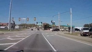Погоня. Черный внедорожник удирает от полиции