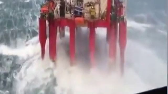 Нефтяник в Северном море снял невероятные кадры плавучей нефтяной вышки
