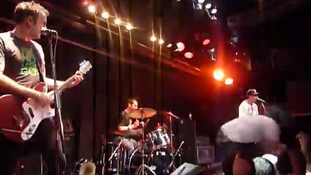 C.J. RAMONE R.a.m.o.n.e.s. at Les Foufounes Electriques, Montreal Canada, April 3rd 2010 смотреть онлайн