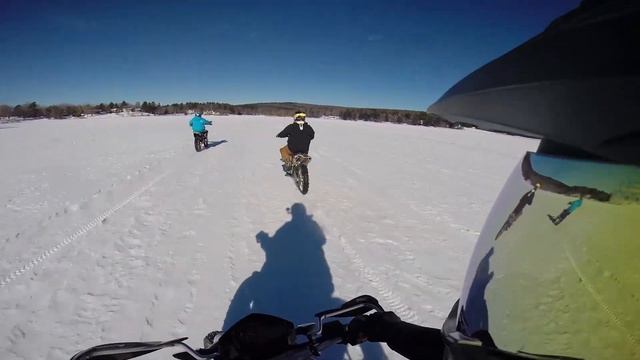 Riding my KTM Duke 690 with studded tires смотреть онлайн