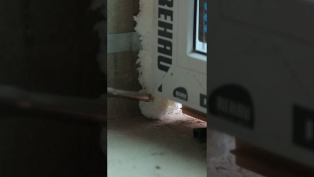 Успей до холодов! Герметизация оконных пропила всесезонной пеной MARCON PRO65+ смотреть онлайн