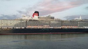 Regal Princess vs Queen Victoria horn battle | Southampton port | cruise ship | ZylWonder