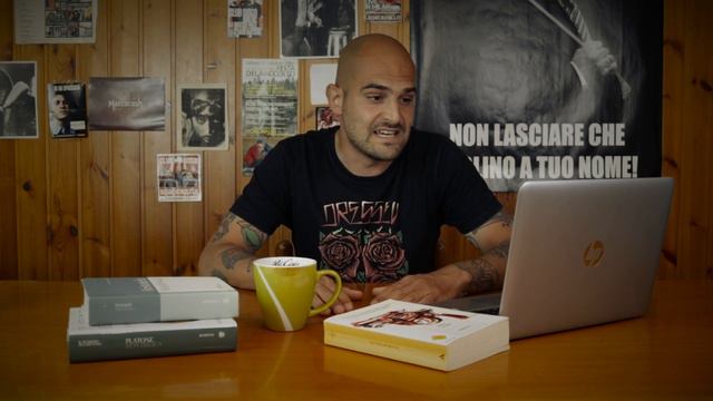 A scuola con Ted Bee: l’INGHILTERRA NON PAGA AFFITTO смотреть онлайн