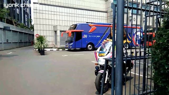 BUS MEWAH AREMA PERJALANAN MENUJU KE STADION !! MERCEDEZ BENZ 1526 KAROSERI ADIPUTRO смотреть онлайн