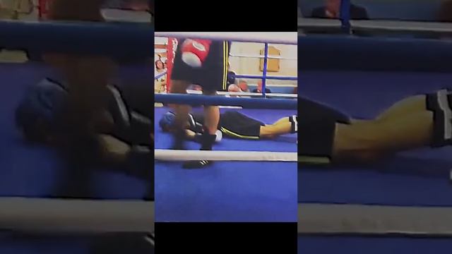 Нокаут, боксер не увидел левого бокового, зато увидел настил ринга вблизи ...