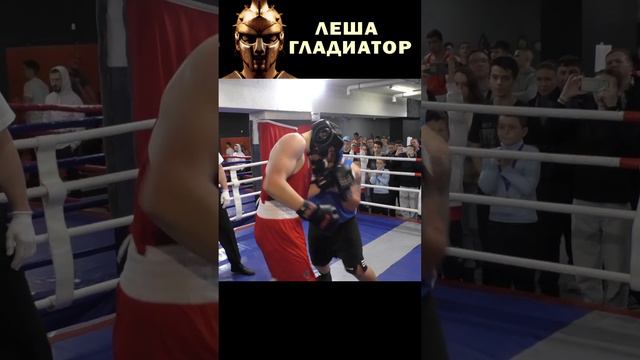 Два гладиатора в ринге! Боксеры дерутся так , как будто на кону их жизнь
