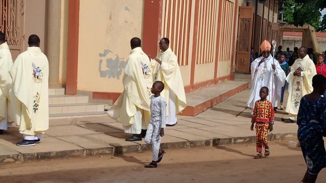 Sacrement de Confirmation à Comè chez le Père Pascal ANATO, par Mgr Coffi Roger ANOUMOU