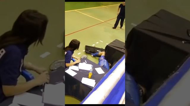 Тайский боксер . Эпичный прыжок за ринг!  Аппаратура восстановлению не подлежит. Это Нокаут!