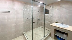 Душевая из просветленного стекла со сдвижной дверью