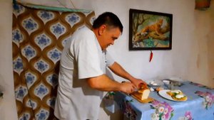 Жена отдыхает. Разбиваю яйца в кипящую воду , лёгкий рецепт яиц пашот