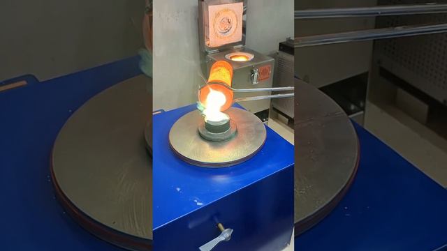 Многим нравится, смотреть на огонь 🔥 и как светится раскаленный металл