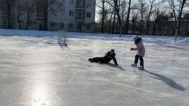 12 февраля 2023 г.ЮРА, ВЕРОЧКА И ЛЁВУШКА НА КАТКЕ...