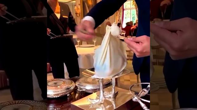Необычная курица подается в ресторане Epicure, удостоенном 3 звезд Мишлен, в Париже, Франция