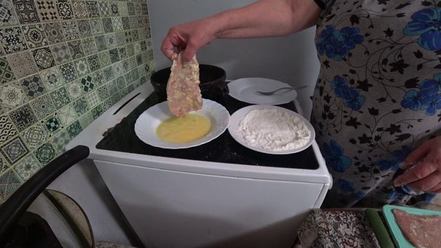 Жизнь в деревне. Готовлю ужин. Отбивные и гречка с овощами.