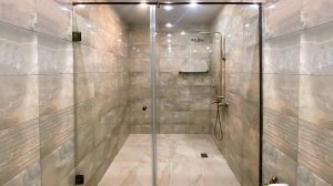 Душевая с распашной дверью по индивидуальным размерам