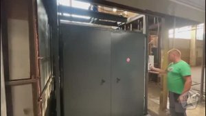 Шахтный грузовой подъемник с цепным приводом