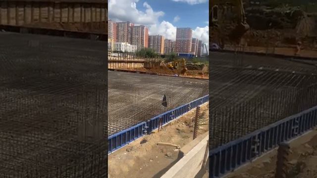 1300 кубов, работает два насоса