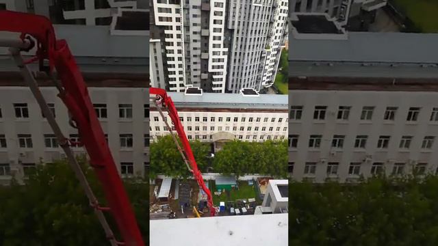 Подаем бетон на этаж через окно.