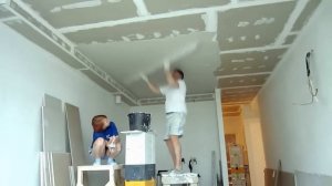 Выравнивание потолка из гипсокартона после проклейки поперечных швов ГКЛ