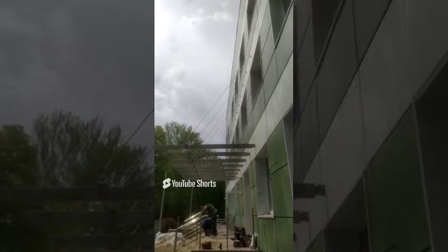 Установлены стеклянные козырьки на зданиях корпусов Центрального клинического госпиталя ФТС России.