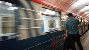 Номерной поезд на станции Курская Арбатско-Покровской линии