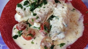 Куриные рулетики в сливочном соусе