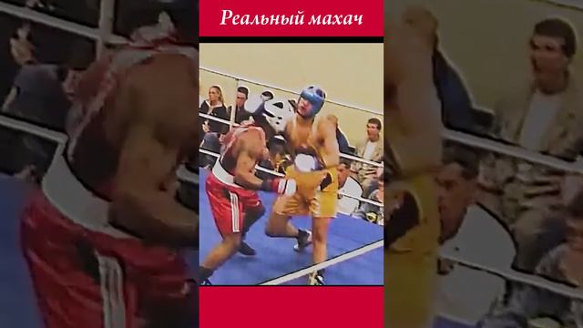 Афроамеринский ганстер отправляет в нокаут белого боксера. Это грустно, но что поделать...