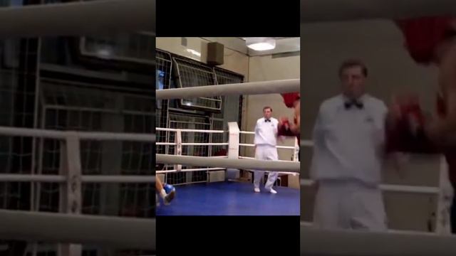 Левша показывает класс! Сдвоенный удар и нокдаун!
