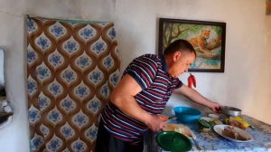 . Жена отдыхает , когда такой повар на кухне. Супчик на печи.