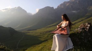 Дух захватывает от красоты: гусли звучат в горах | Алена Выхованец – Outlander (Skye Boat Song)