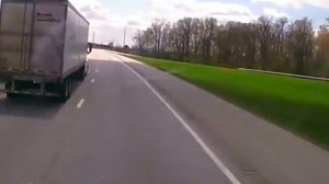 Авария на трассе. дальнобойщик выехал на встречную полосу