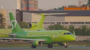 Эмбраер Е170 авиакомпании S7 Airlines на рулении перед вылетом из аэропорта Толмачёво.